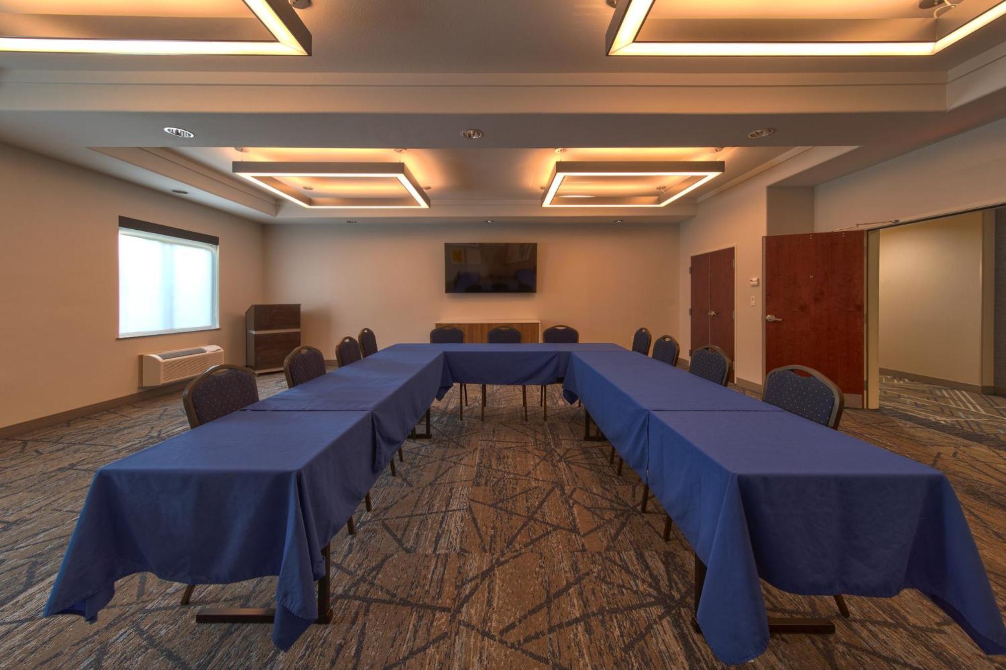 Holiday Inn Express & Suites Cleveland By Ihg Ngoại thất bức ảnh